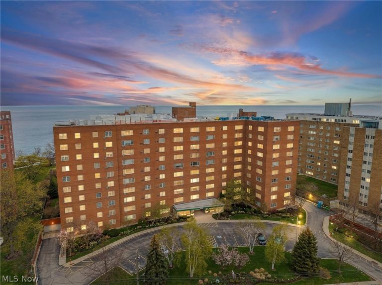 11820 Edgewater Drive #915, Lakewood, OH, 44107