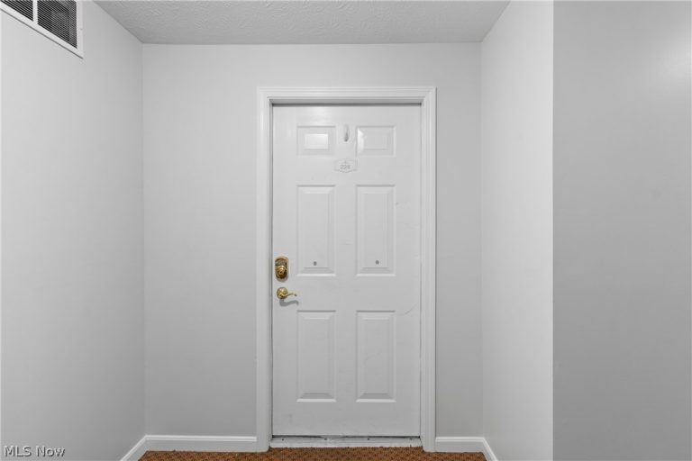23003 Chandlers Lane #224, Olmsted Falls, OH - Photo 6