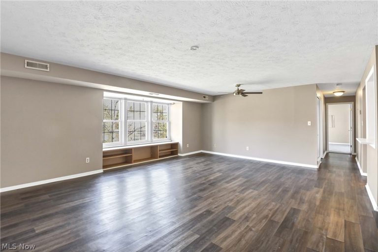 26179 Raintree Boulevard #D8, Olmsted Falls, OH - Photo 5