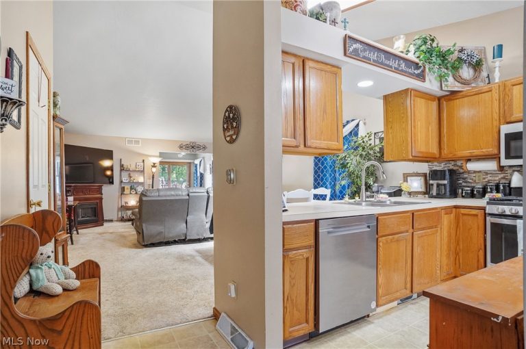 17 Harneds Landing, Cortland, OH - Photo 6