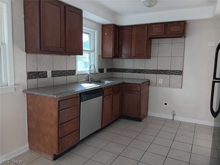 18208 Edinboro Avenue, Maple Heights, OH - Photo 2