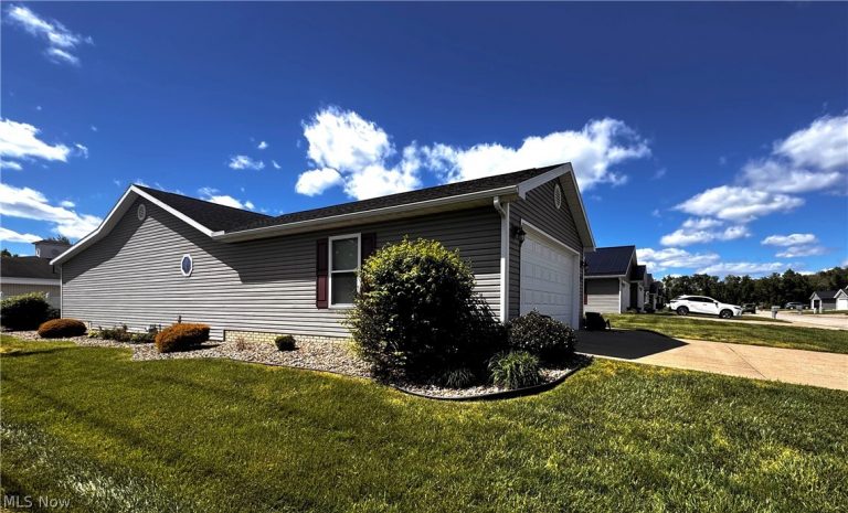 703 Oak Tree Lane, Belpre, OH - Photo 5