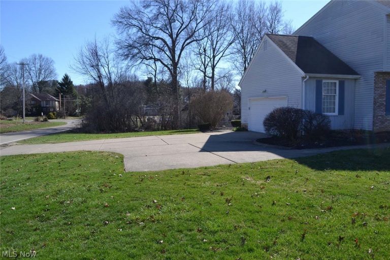 6566 Hythe Street, Canton, OH - Photo 4