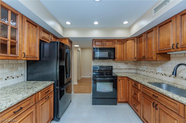 6270 Greenwood Parkway #402, Sagamore Hills, OH - Photo 6