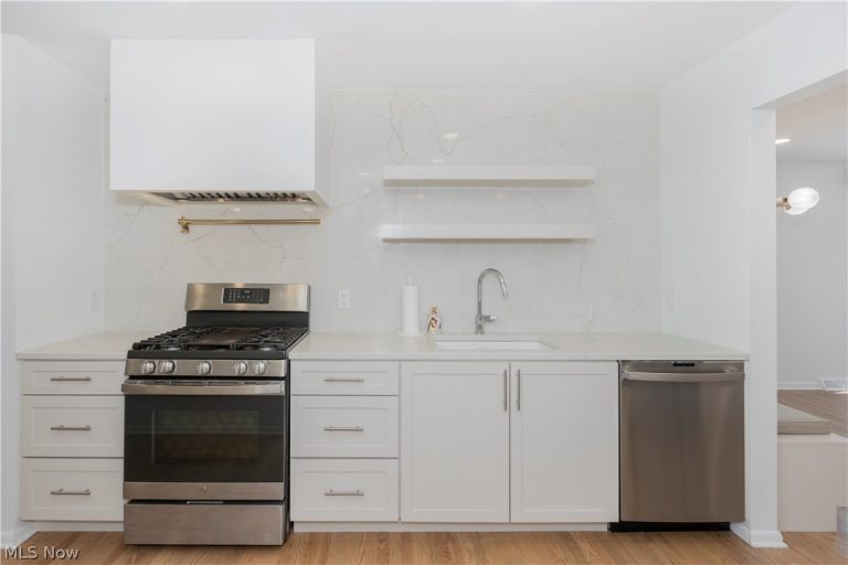 657 Lander Drive, Highland Heights, OH - Photo 4