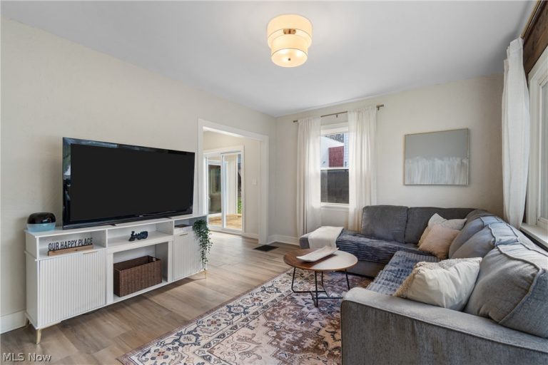 425 Myrtle Avenue, Cuyahoga Falls, OH - Photo 2