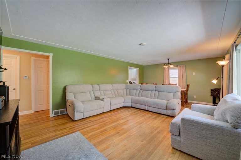 2015 Wallace Lane, Lorain, OH - Photo 4