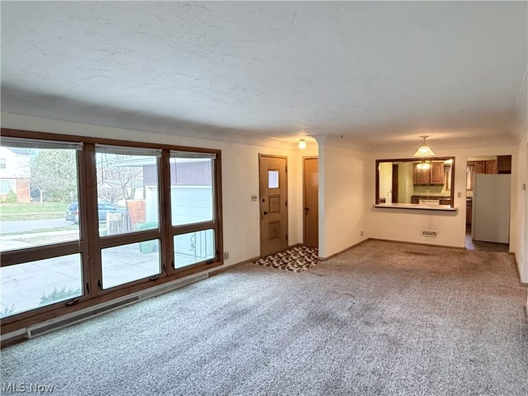 5817 Queens Highway, Parma Heights, OH - Photo 2