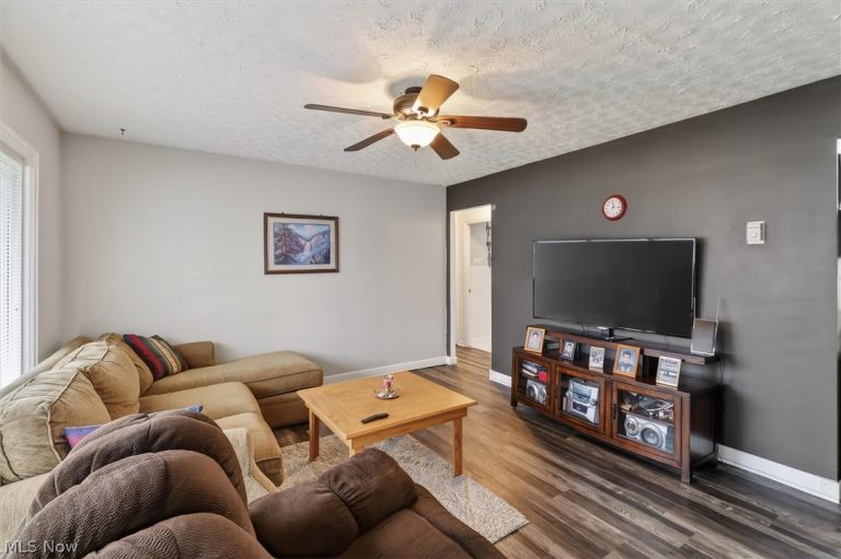 9924 Manorford Drive, Parma Heights, OH - Photo 6