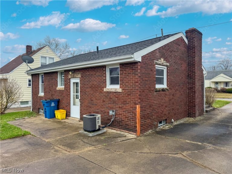 165 Piccadilly Street, Campbell, OH - Photo 3