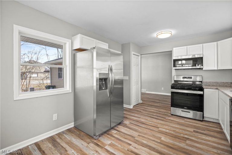 975 Ridge Road, Lorain, OH - Photo 3