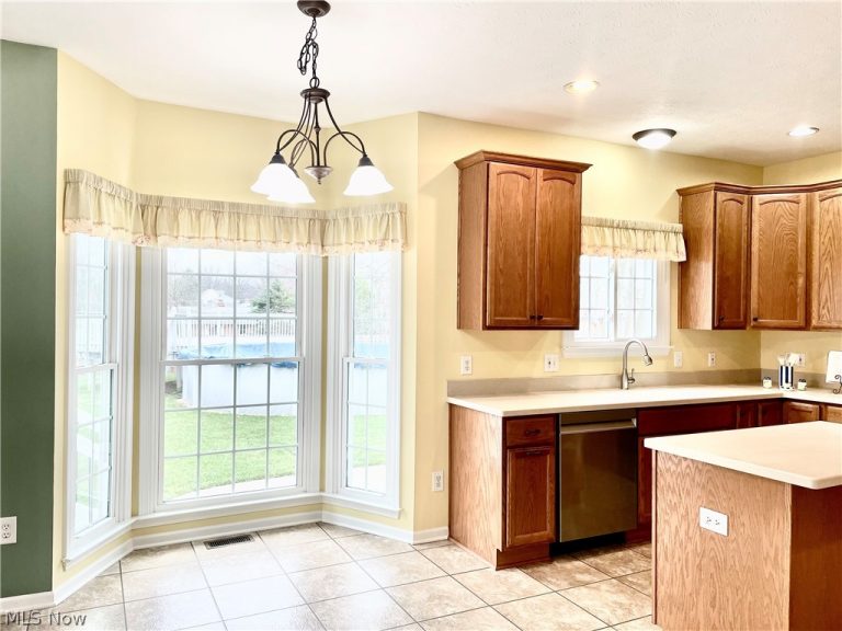 8820 Chaucer Boulevard, Broadview Heights, OH - Photo 4