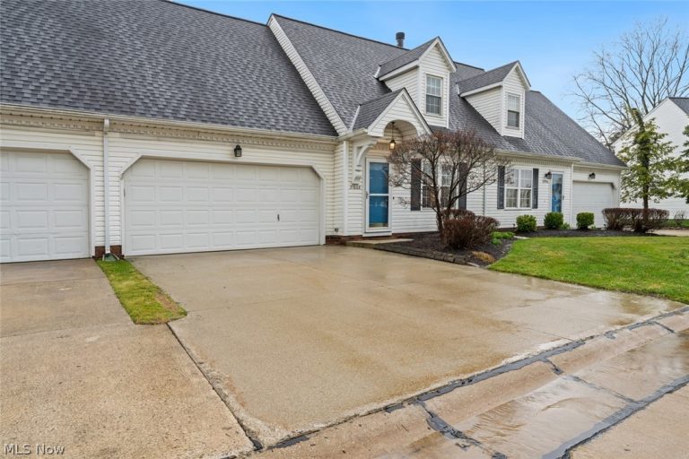 37608 Sturbridge Lane, Willoughby, OH - Photo 2