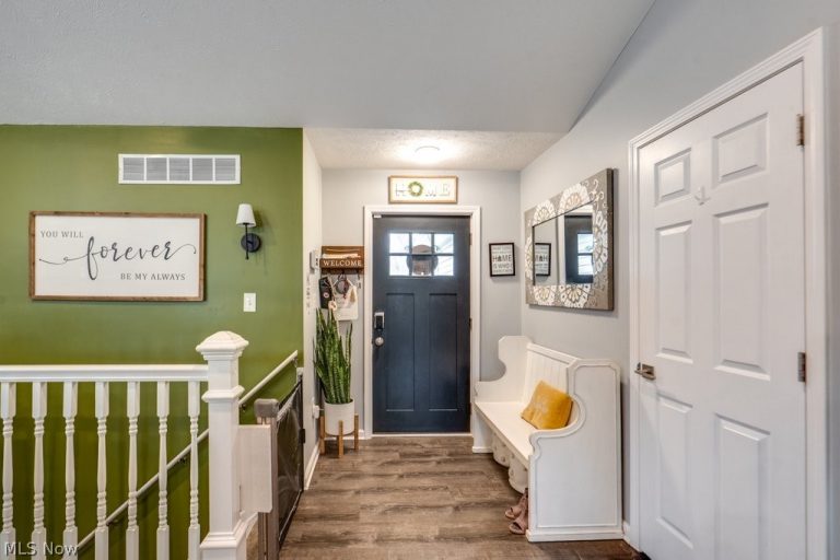 2904 Pepper Hill Circle, Akron, OH - Photo 2