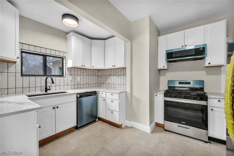 13910 Bartlett Avenue, Cleveland, OH - Photo 8