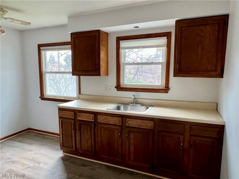 12328 Park Knoll Drive, Garfield Heights, OH - Photo 6