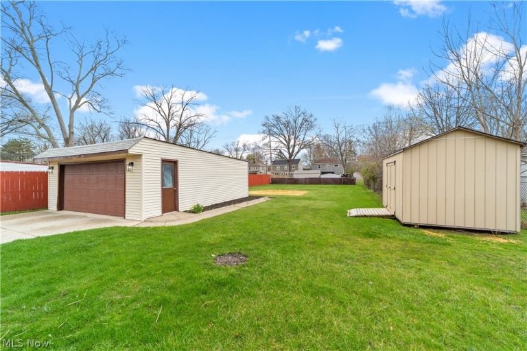 7377 Greenleaf Avenue, Parma, OH - Photo 5