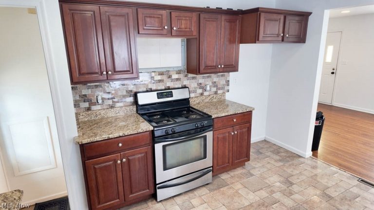 15401 Walvern Boulevard Boulevard, Maple Heights, OH - Photo 3