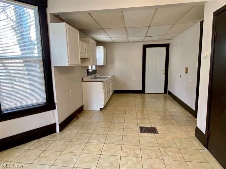 390 Doyle Street, Akron, OH - Photo 5