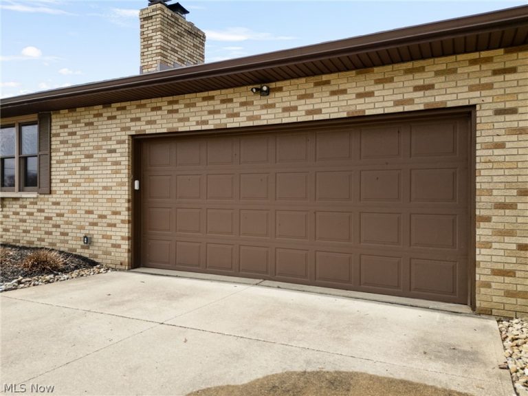 13671 Kent Avenue, Hartville, OH - Photo 8