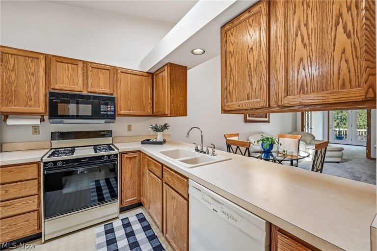127 Greenfield Oval, Warren, OH - Photo 3