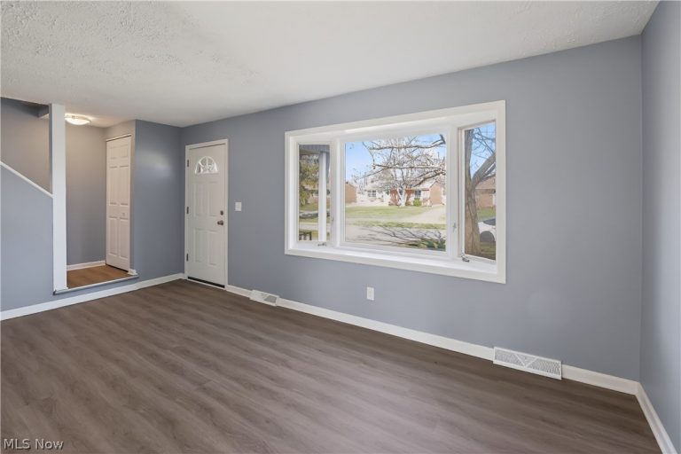 727 Fairwood Boulevard, Elyria, OH - Photo 2