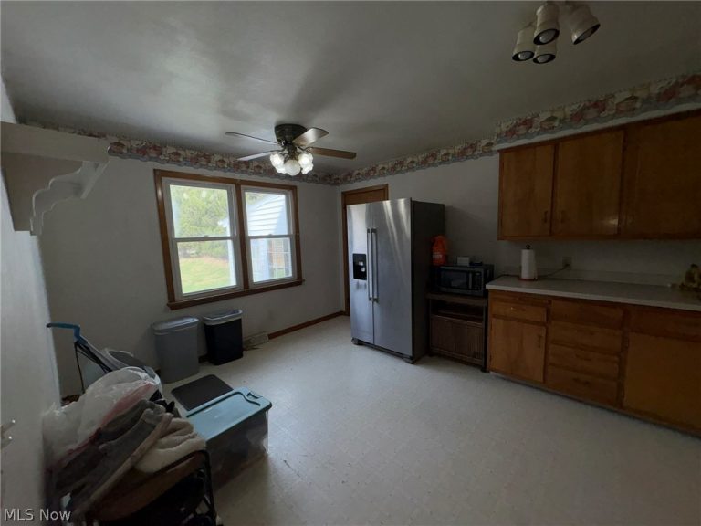 894 Main Street, Amherst, OH - Photo 8