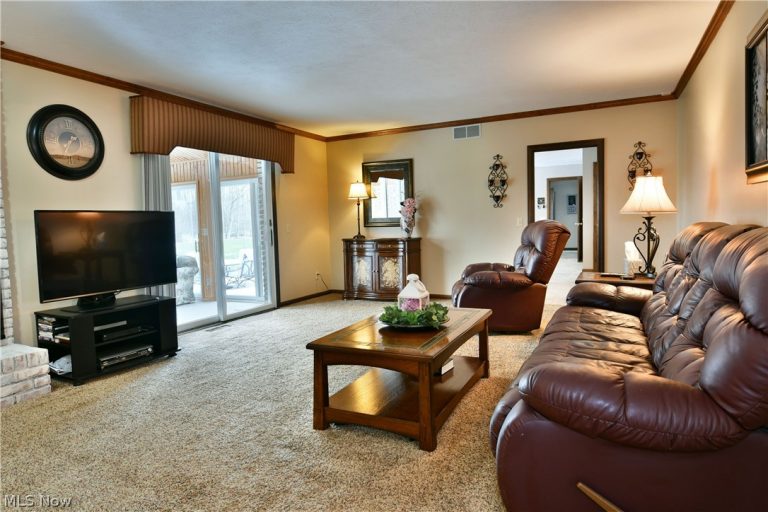 9271 Hillview Drive, Warren, OH - Photo 8