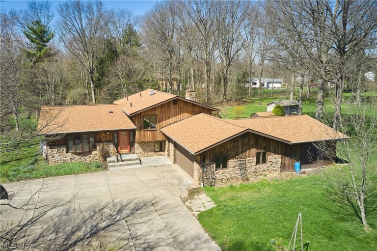 3574 Antoinette Drive, Cuyahoga Falls, OH - Photo 2