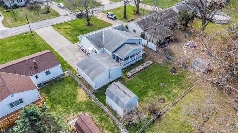 811 Tarry Lane, Amherst, OH - Photo 2