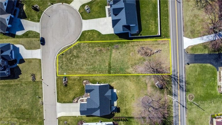 5727 Shadow Ridge Circle, North Canton, OH - Photo 3