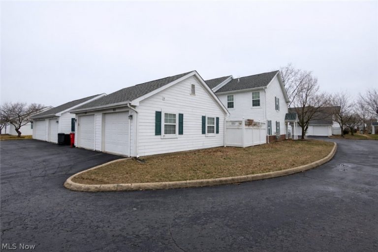 633 Lakeview Drive, Grove City, OH - Photo 2