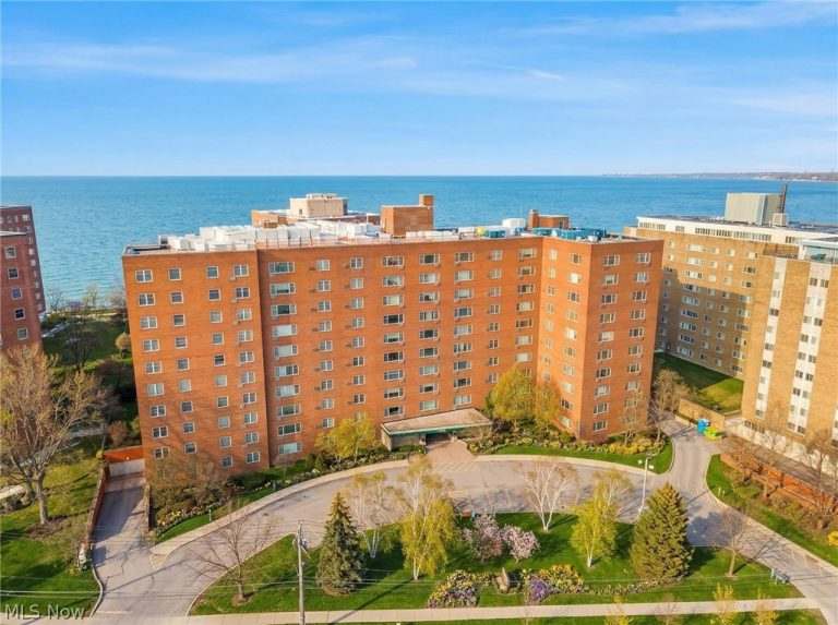 11820 Edgewater Drive #915, Lakewood, OH - Photo 2