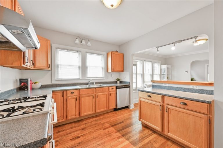 2131 Wascana Avenue, Lakewood, OH - Photo 8