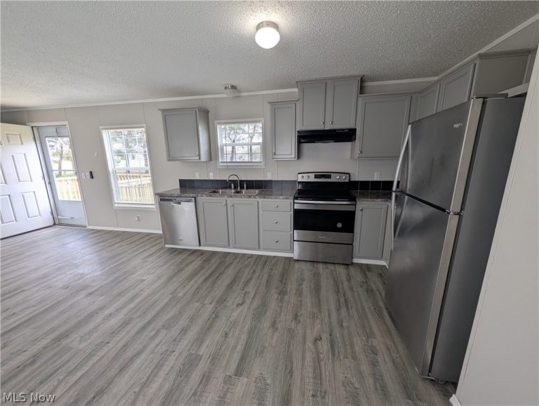 135 Kenny Brook Lane, Elyria, OH - Photo 4