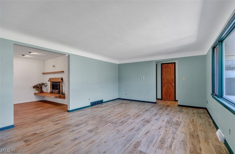 3827 Valleyview Drive, Lorain, OH - Photo 3