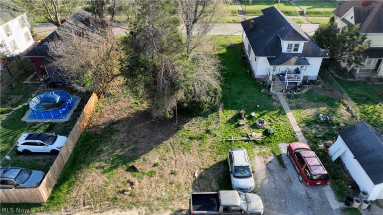 1319 16th Street, Parkersburg, WV - Photo 2