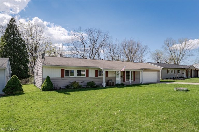6250 Oxford Court, Bedford Heights, OH - Photo 2