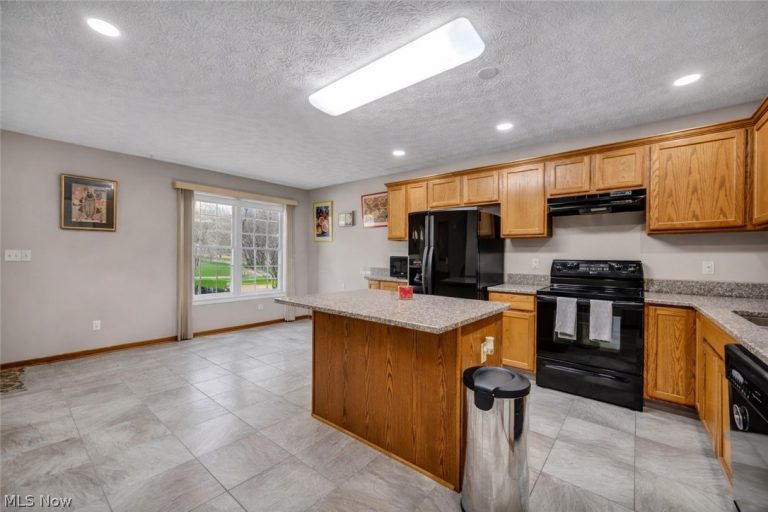 12804 Heritage Trail, North Royalton, OH - Photo 6