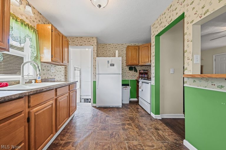 1235 Elm Street, Sebring, OH - Photo 8