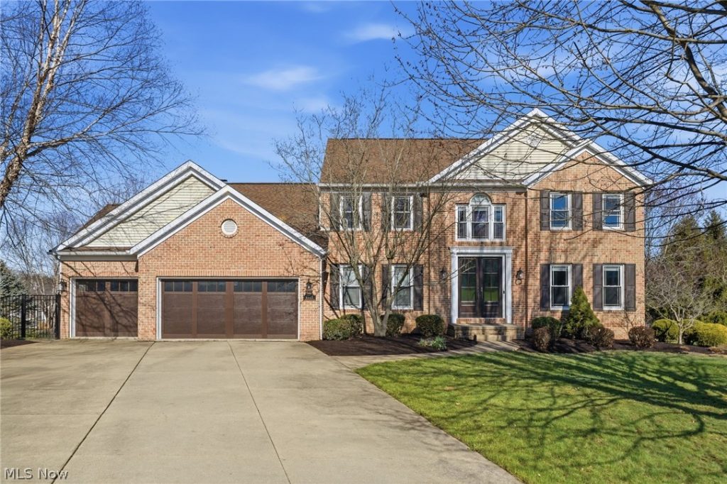 6625 Olde Stone Circle, Canton, OH