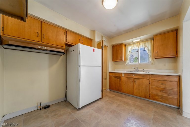 5884 Michael Drive, Brook Park, OH - Photo 6