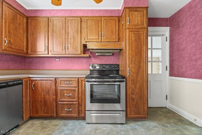 1134 Glamorgan Street, Alliance, OH - Photo 5