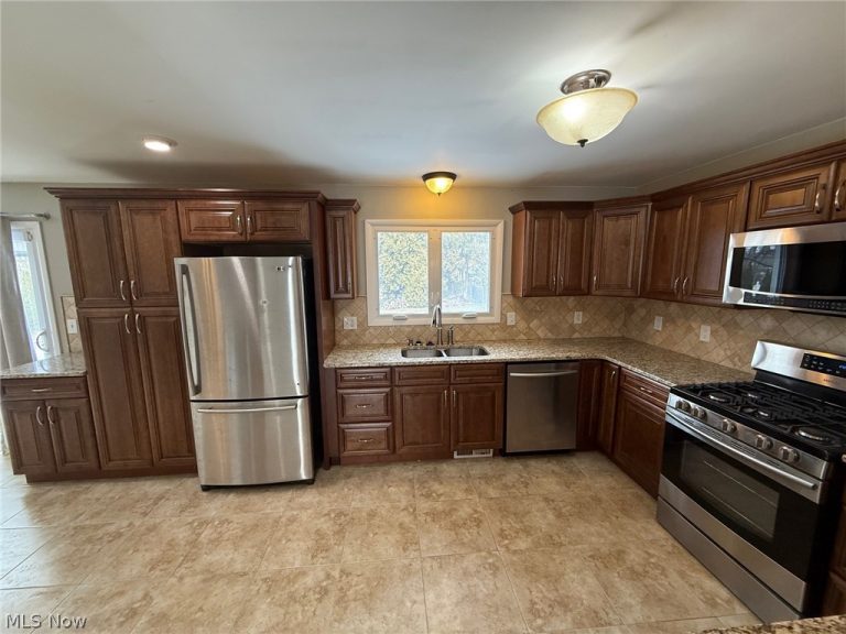 2021 Aldersgate Drive, Lyndhurst, OH - Photo 2