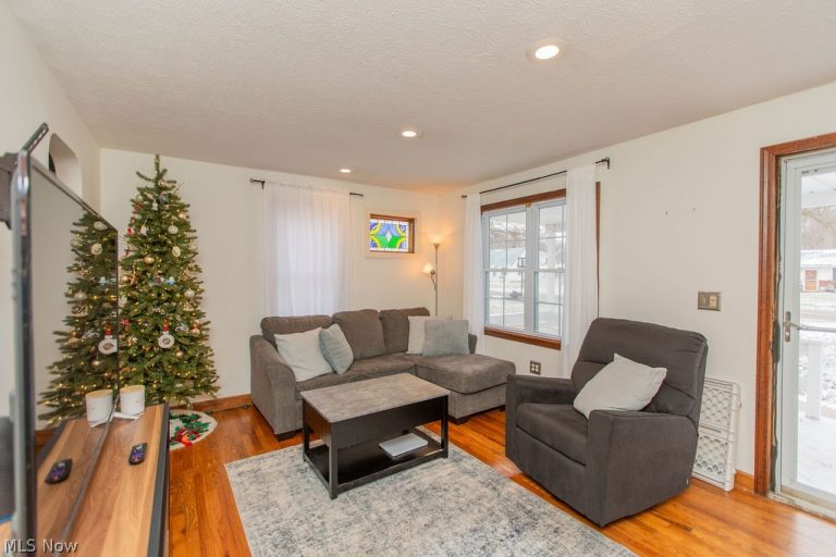 299 Inwood Boulevard, Avon Lake, OH - Photo 6