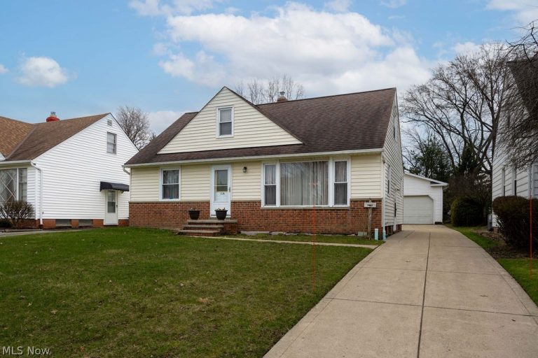 5372 Huron Road, Lyndhurst, OH - Photo 2