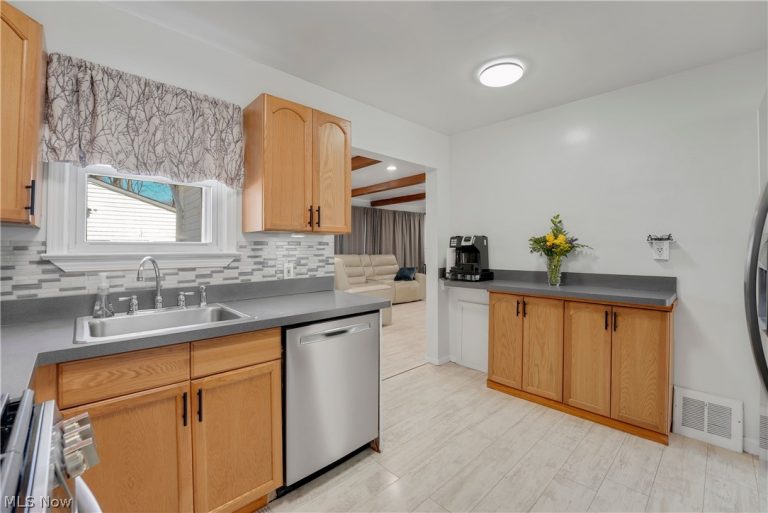 1677 Douglas Road, Wickliffe, OH - Photo 6