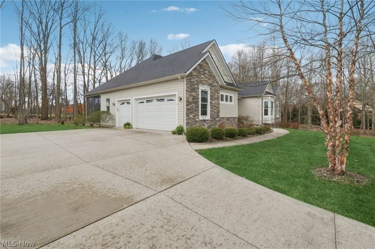 380 Crown Ridge Drive, Cuyahoga Falls, OH - Photo 2