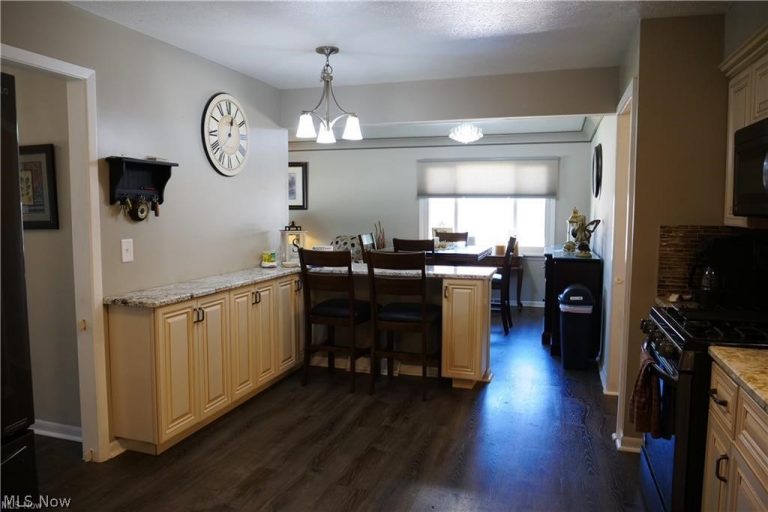 5981 Northview Drive, Seven Hills, OH - Photo 8