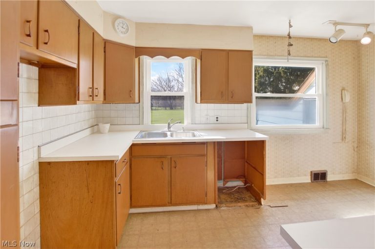 1516 Sunview Road, Lyndhurst, OH - Photo 4